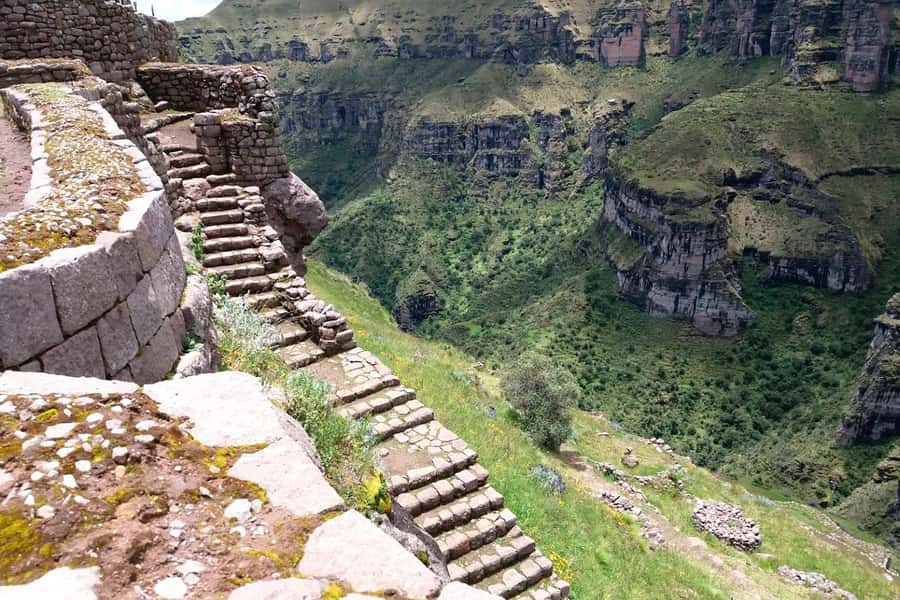 1 day excursion to Waqrapukara - The two-hour walk through the Andes