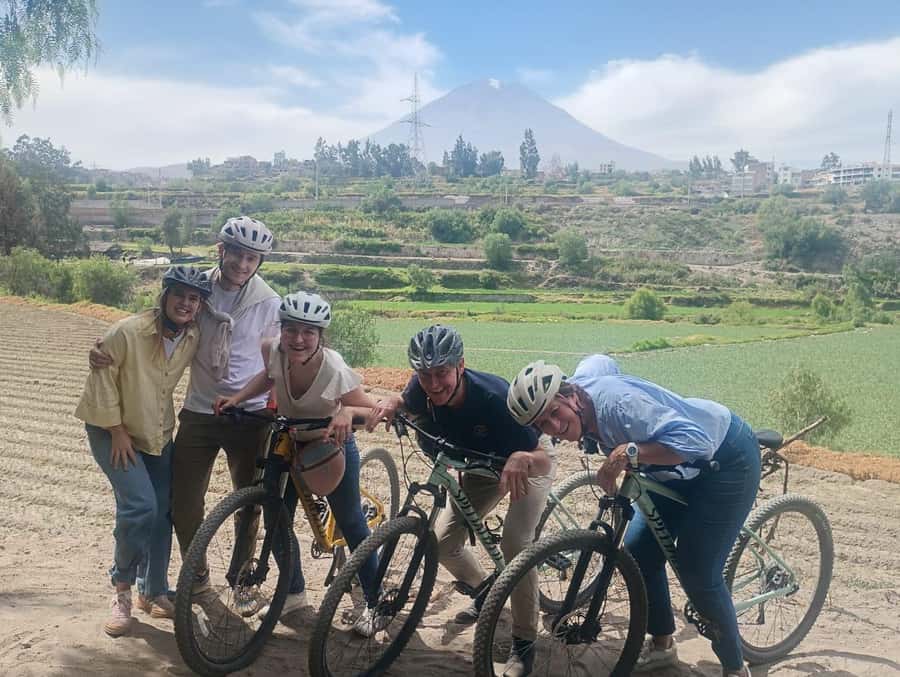 AREQUIPA BIKING CITY TOUR - San Lázaro, where the route feels more local