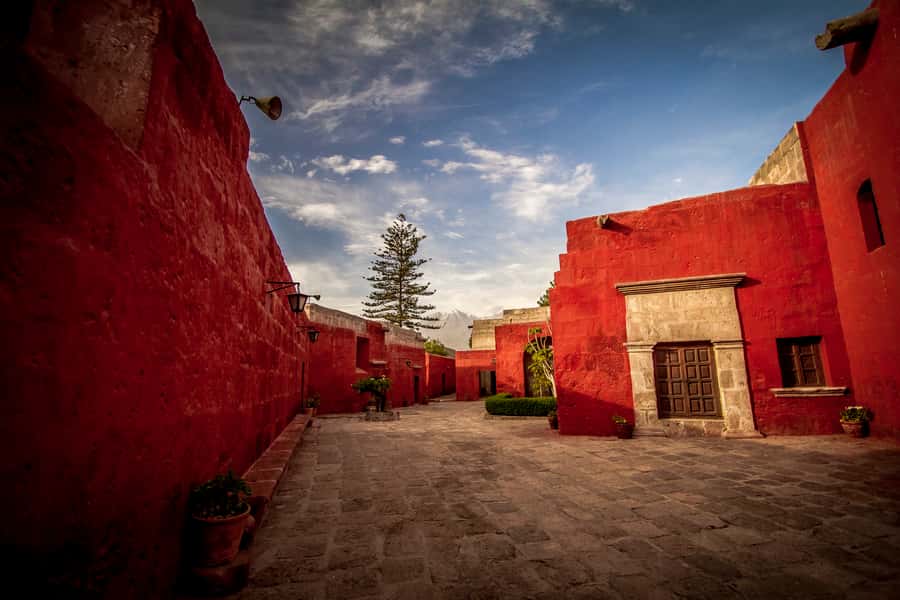 Arequipa: City Tour and Santa Catalina Monastery - The main square and Arequipa’s central rhythm
