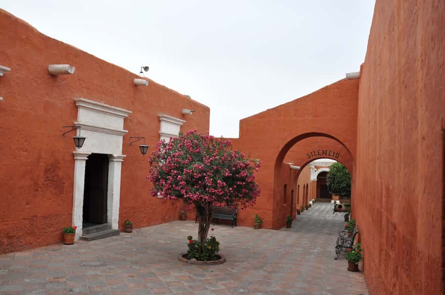 Arequipa: City Tour and Santa Catalina Monastery - The guide can shape the quality of the experience