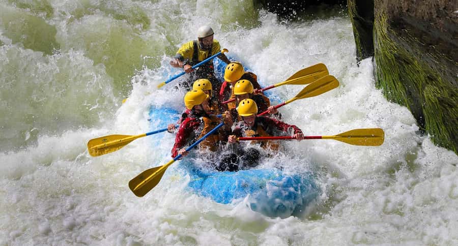 Arequipa: Rafting on the Chili River | Full adrenaline | - Through the Chapí Virgin Cave toward Misti Volcano