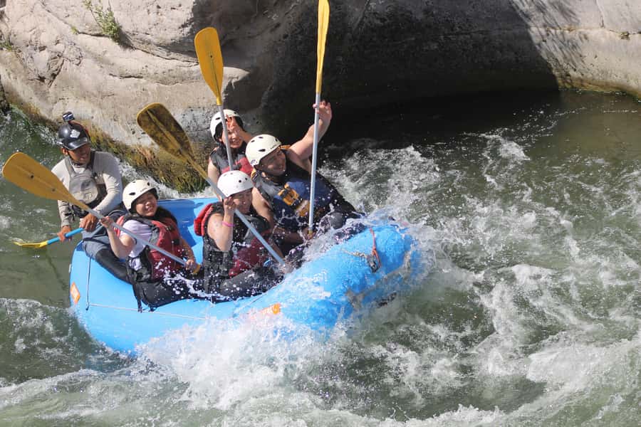 Arequipa: Rio Chili Rafting Tour with Snack - From the white mini van to the river launch