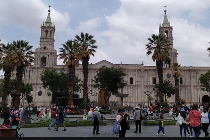 Arequipa Tasting Tour - La Compañía’s baroque facade and gold-covered altars