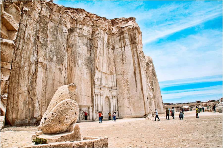 Arequipa | Tour of the Sillar Route + Culebrillas Canyon - At the quarry, watch the stone being shaped