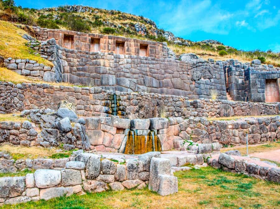 City Tour Cusco Qoricancha Sacsayhuaman y Tambomachay - Puka Pukara, the watch post beside the road
