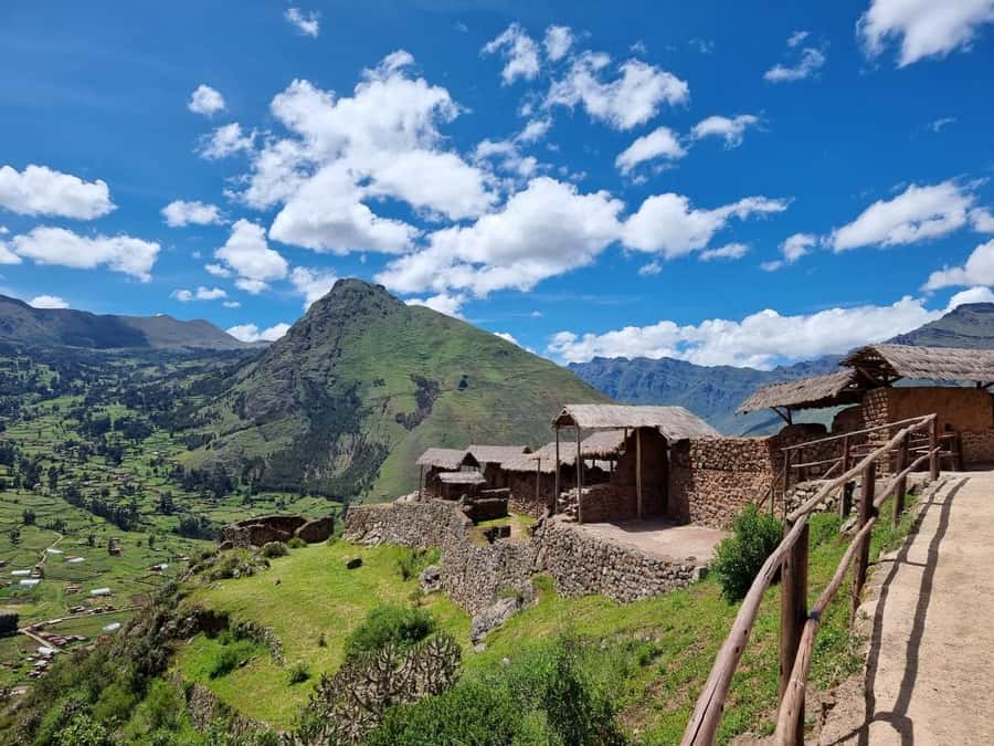 City Tour Cusco & Valle Sagrado Pisac mas Almuerzo - Pisac town, market, and textile center