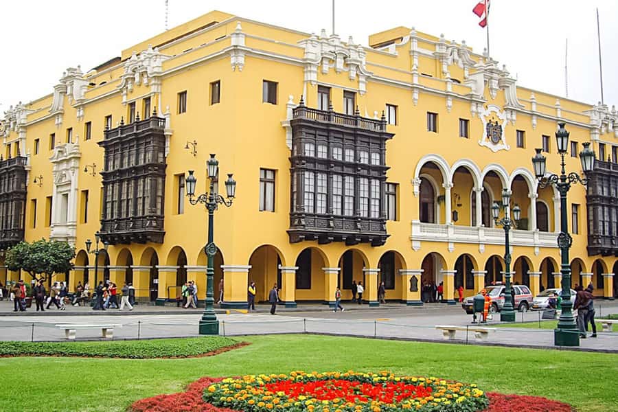 City Tour With Demonstration & Tasting of Pisco Sour - From Love Park to Larcomar: Lima begins by the Pacific