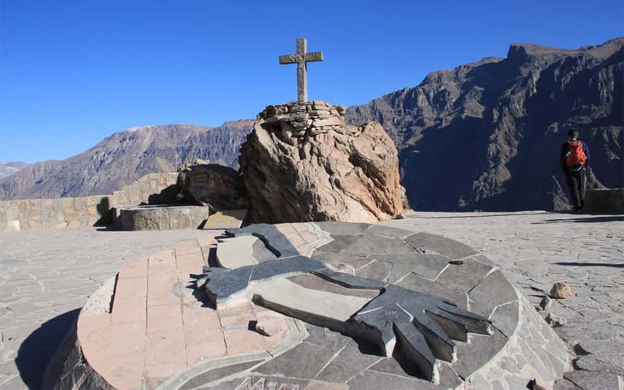 Colca Canyon Day Trip: From Arequipa to Puno - Lunch in Chivay and the vehicle change