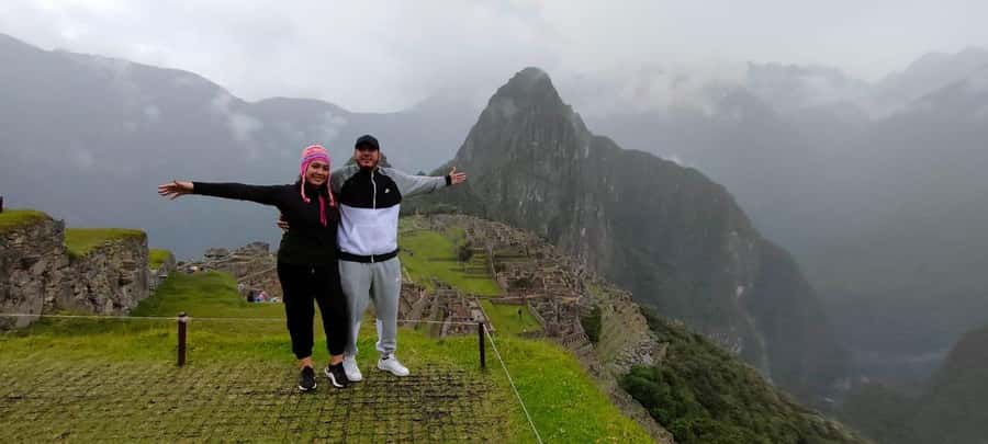 Cusco: Machu Picchu Day Trip with Train + Entrance ticket - Group size, languages, and guide support