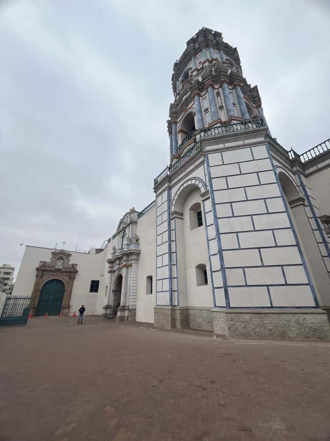 Enjoy Lima Walking Historic Center, Plaza San Martin and Plaza de Armas - Plaza San Martín and the first 30 minutes