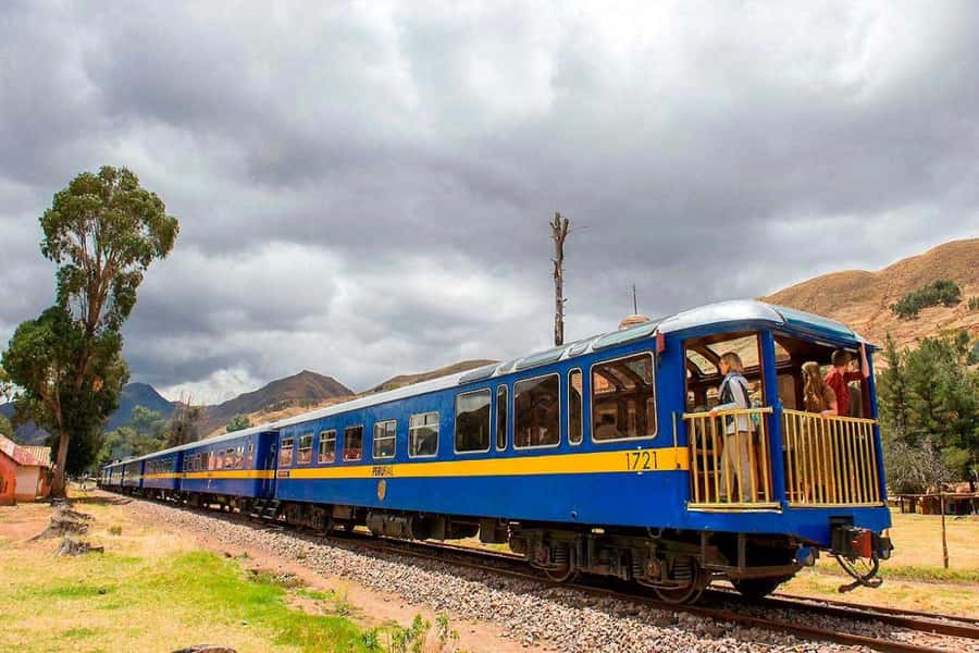 Excursion Cusco - Puno - Titicaca Observatory Train - The observatory car is the reason to look up