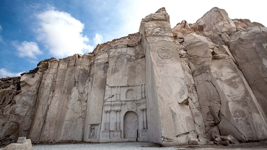 From Arequipa: Sillar Route and Hike in Culebrillas - At Añashuayco, meet the stone behind the city