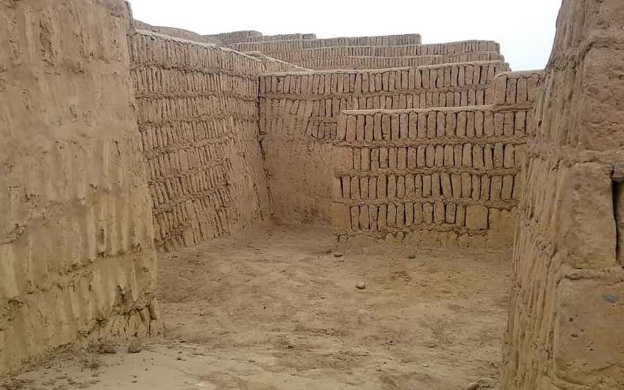 From Lima: Miraflores, Barranco & San Isidro Guided Tour - Huaca Pucllana from the outside