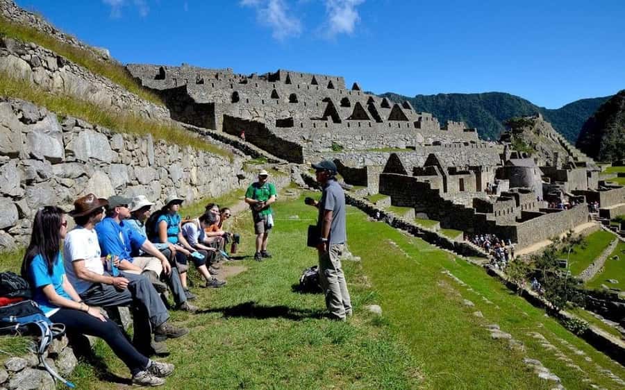 Guide in Machu Picchu - Descending through the urban sector