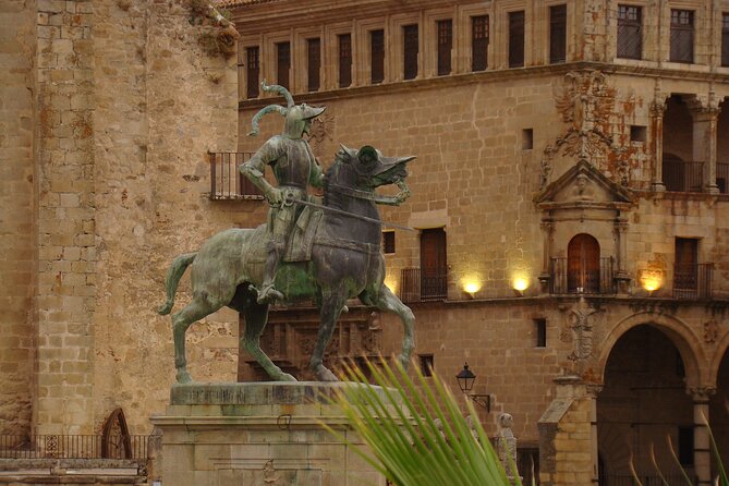 Guided tour in Trujillo at Sunset "El Collector de Atardeceres" - Through Trujillo’s medieval centre