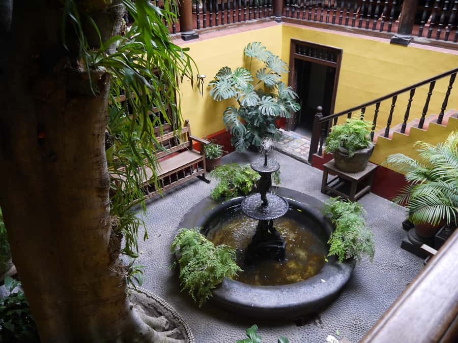 La casa de Aliaga, an alive colonial jewel at Lima center. - Should you book Casa de Aliaga?