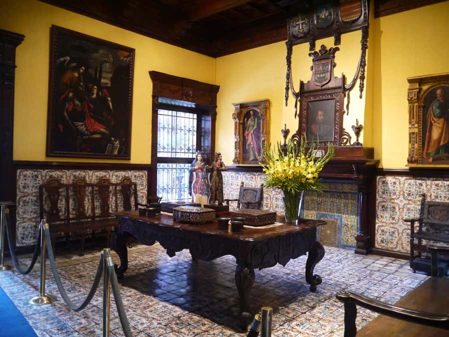 La casa de Aliaga, an alive colonial jewel at Lima center. - Meeting beside Government Palace in Lima’s historic center