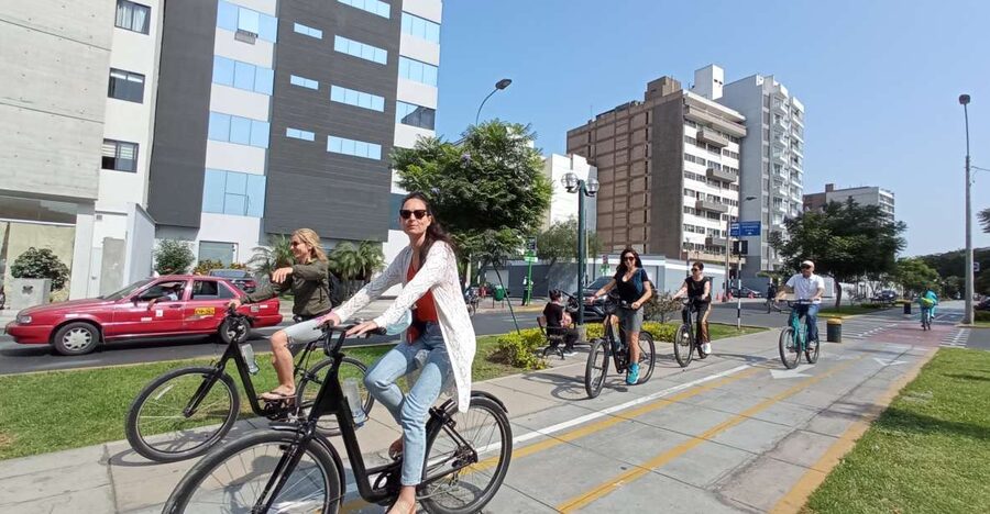 Lima Bike Tour: La Costa Verde & Jesus Statue in Chorrillos - The climb to Cristo del Pacífico