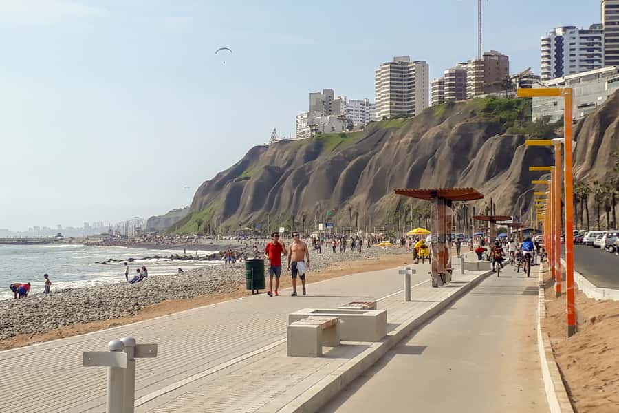 Lima Bike Tour: La Costa Verde & Jesus Statue in Chorrillos - A drink stop that rounds out the ride