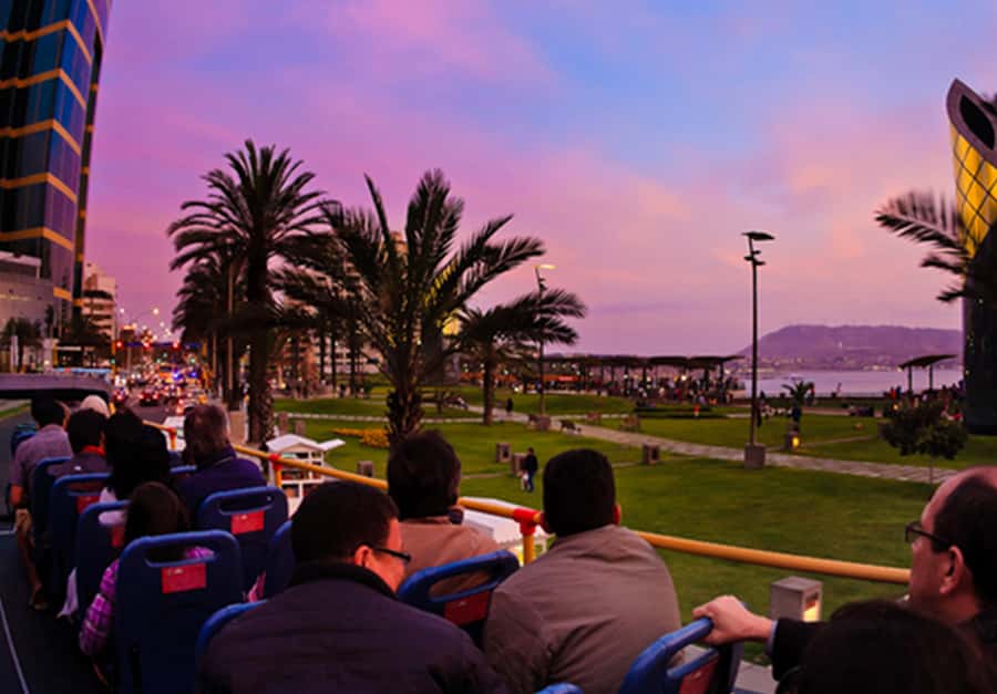 Lima : City tour 360° Panoramic bus - Sightseeing Tour - Entering the colonial center by bus and on foot
