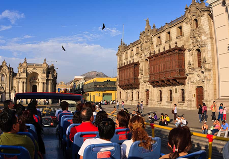 Lima : City tour 360° Panoramic bus - Sightseeing Tour - Plaza Mayor brings the tour into focus