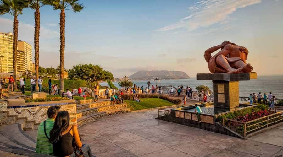 Lima : City tour 360° Panoramic bus - Sightseeing Tour - San Isidro shows Lima’s modern face