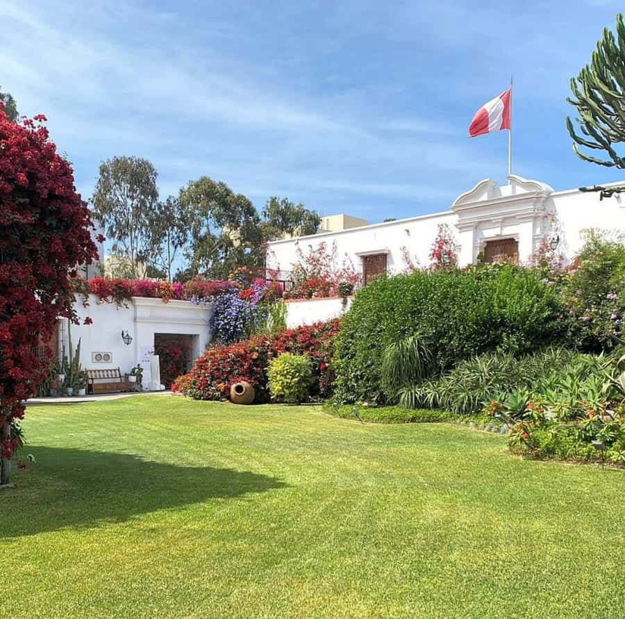 Lima city tour: Larco Museum and Huaca Pucllana - What the guide adds at the pyramid
