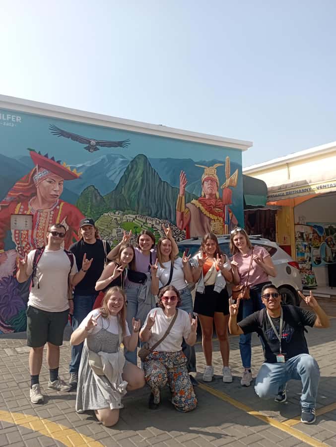 Lima: Historic Center Walking Tour with Pisco Sour Tasting - Meeting Cristian at Plaza San Martín