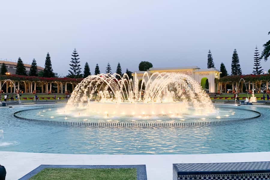 Lima: Lights, Pisco, and Fun Night Tour and Pisco Tasting - The flexible street-food stop