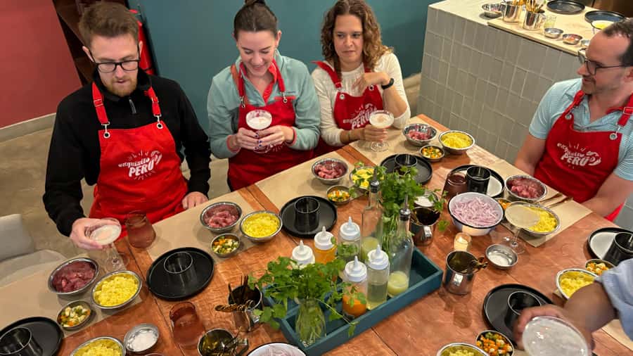 Lima: Market Tour and Cooking Class with Pisco Sour - Meeting your guide outside the correct Miraflores entrance