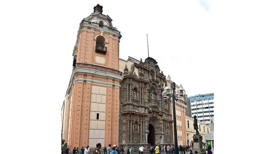 LIMA WALKING TOUR CATACOMBS FROM MIRAFLORES, HISTORICAL CENTER, WINES+BUS - Santo Domingo and the approach to San Francisco
