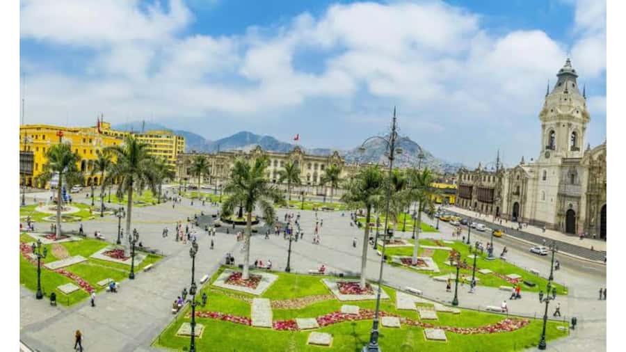 LIMA WALKING TOUR CATACOMBS FROM MIRAFLORES, HISTORICAL CENTER, WINES+BUS - Pisco and wine tasting after the walk