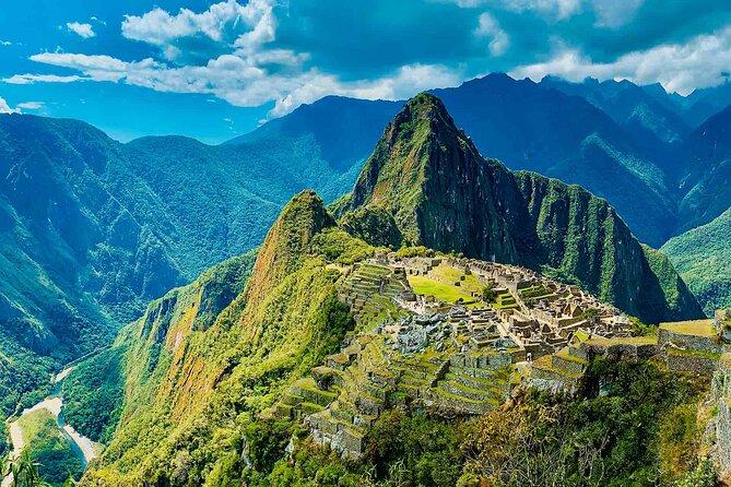 Machu Picchu Private Tour from Aguas Calientes (Tickets included) - Riding the shuttle up to the ruins