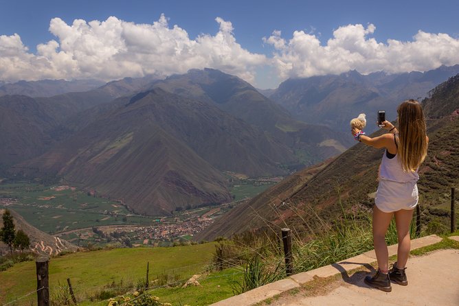 MachuPicchu Private Full Day Tour by Vistadome train from Cusco - Meeting your guide in Aguas Calientes
