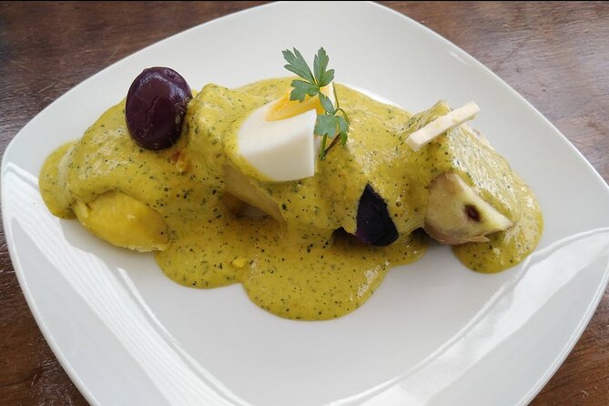 Market Tour, Tasting of 35 Fruits, and 4-Course Peruvian Cooking Class in Lima - Making a pisco sour at SkyKitchen