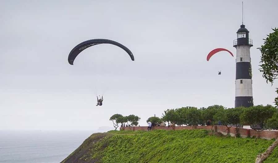 Miraflores & Barranco: Lima’s Modern and Bohemian Tour - What the guide and vehicle add to the experience