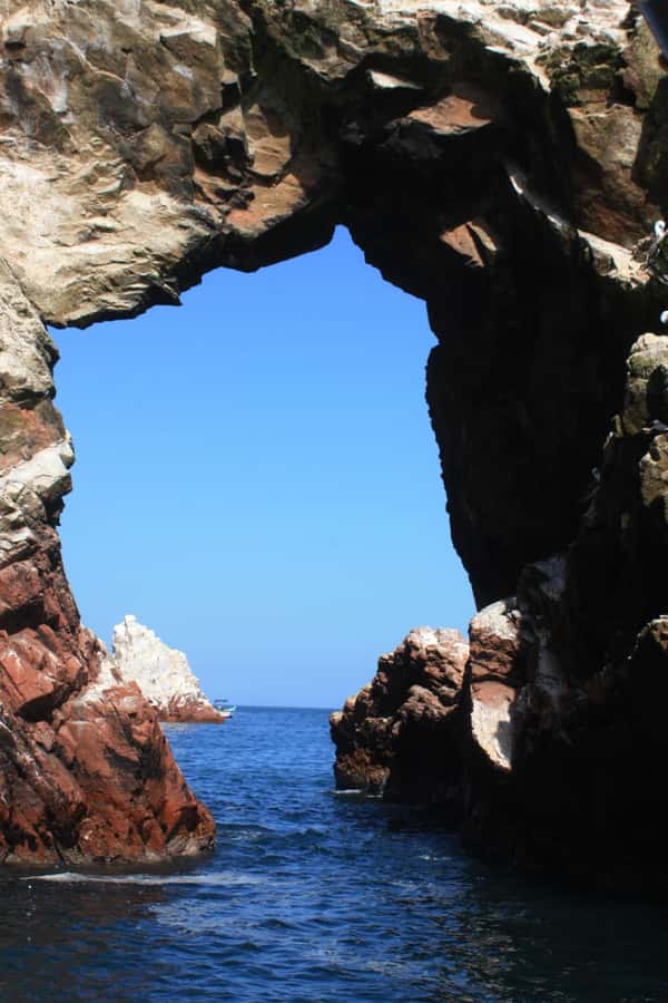 Paracas: speedboat BALLESTAS ISLANDS TOUR - The Ballestas Islands and their rock-carved forms
