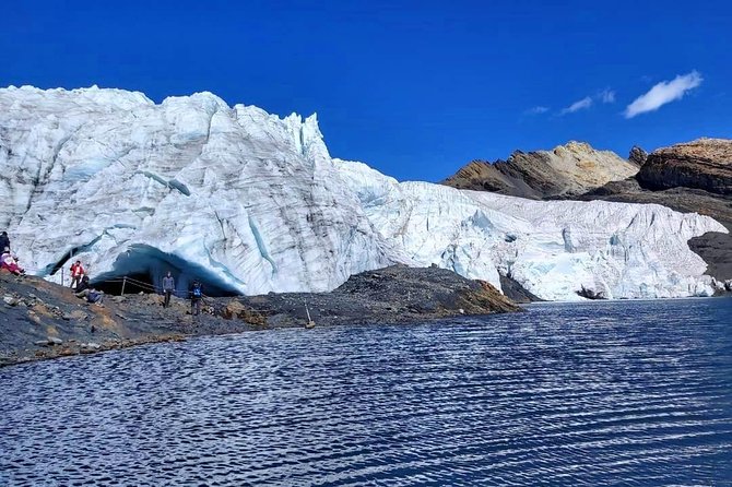Pastoruri Glacier - Cave paintings before the glacier walk