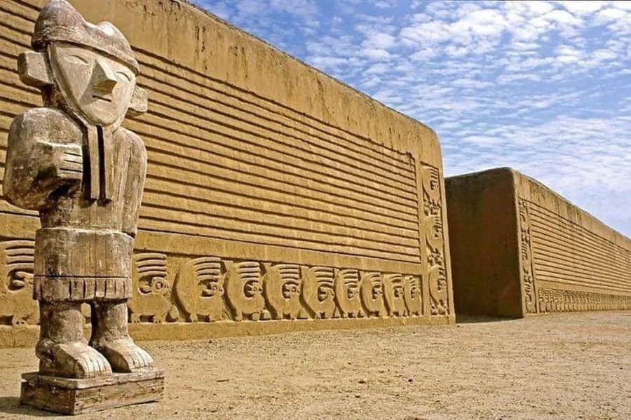 Pyramids of the Sun and the Moon, Huanchaco and Chan Chan - Huaca del Dragon and the meaning of adobe art