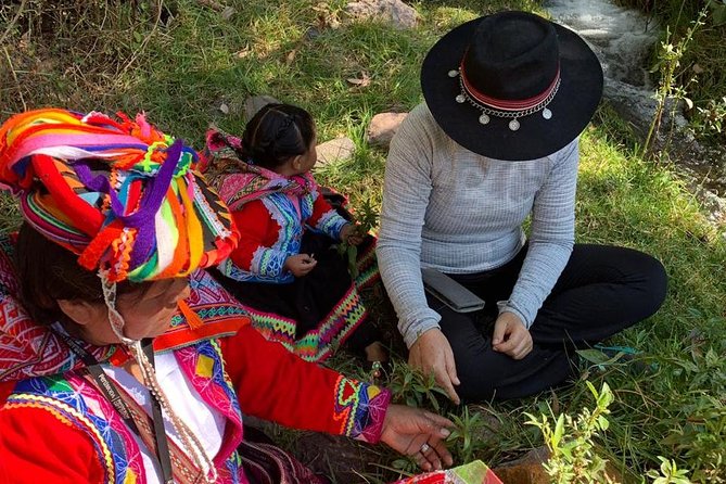 Sacred Valley Textile Workshop – Dyeing & Weaving in Cusco - Learning the backstrap loom