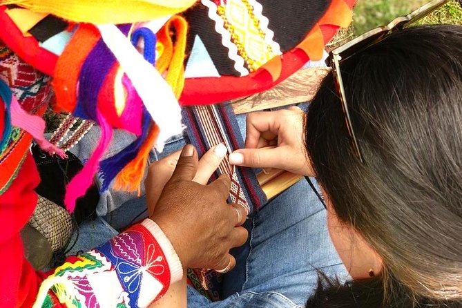 Sacred Valley Textile Workshop – Dyeing & Weaving in Cusco - From alpaca fiber to colored yarn