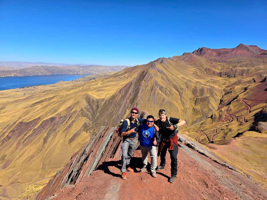 Tour Pallay Punchu Trek Full Day - One hour at the summit for views and photographs