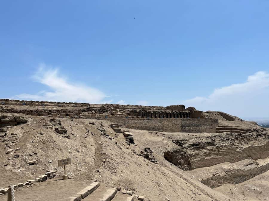 Tour to the sanctuary of Pachacamac - Climbing to the Sun Temple viewpoint
