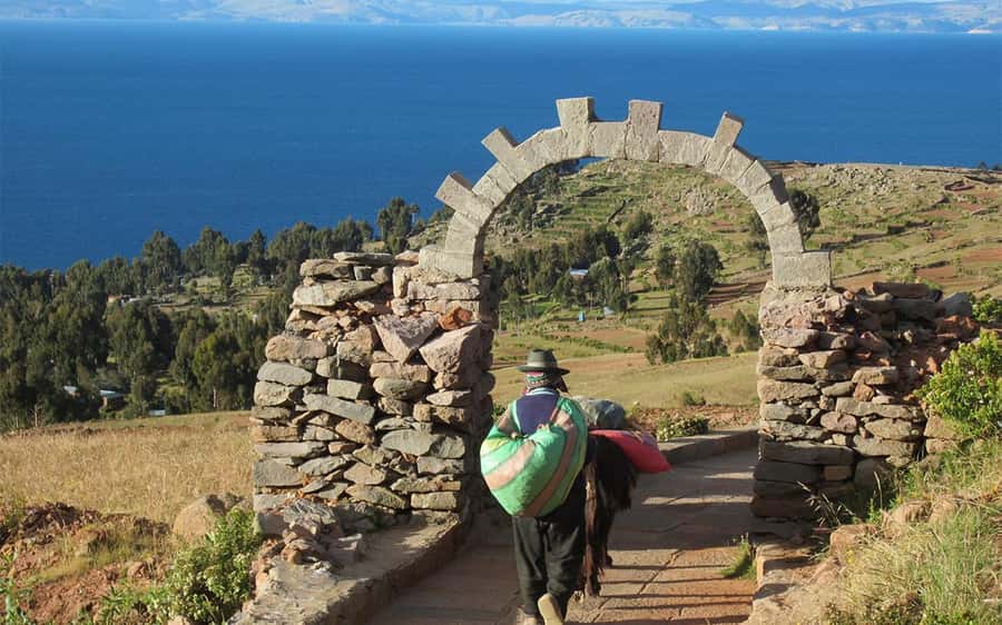 Two Day Lake Titicaca Tour With Homestay - Day one: Puno to the Uros reed islands