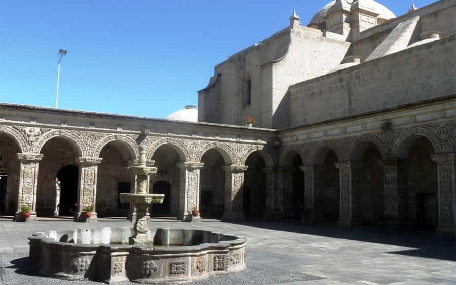 Walking tour in the Historic Center of Arequipa - The Compañía cloisters and old city courtyards