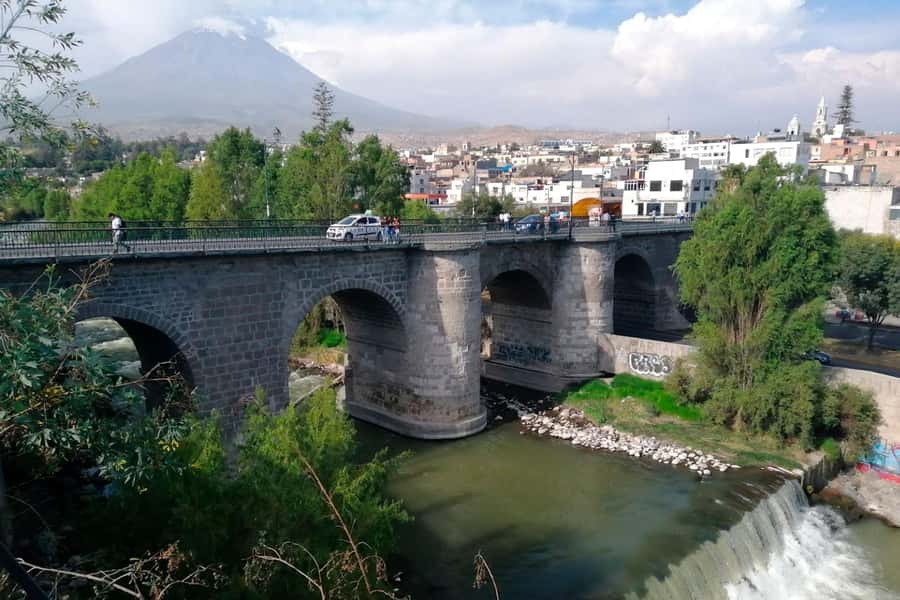 Walking tour in the Historic Center of Arequipa - What the guides add to the experience